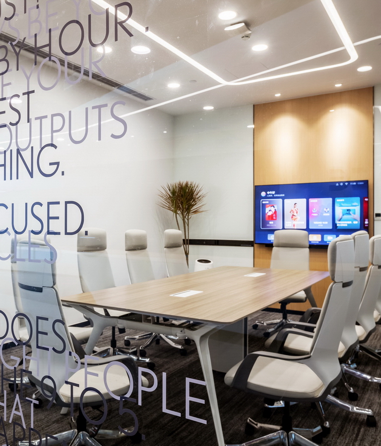 極度智慧辦(bàn)公(gōng)室裝(zhuang)修-小(xiǎo)型會議室-pc