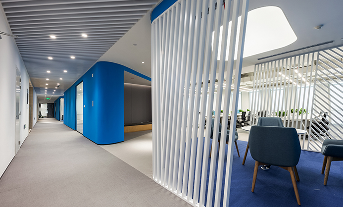 蔚來汽車(che)辦(bàn)公(gōng)樓裝(zhuang)修-隔斷(duan)